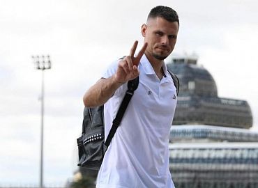 Fabijan Buntić – Profi-Torwart Portrait Fabijan Buntić, professioneller Fußballtorwart aus Stuttgart – Portraitaufnahme