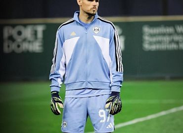 Fabijan Buntić – Professioneller Torwart Fabijan Buntić, Profi-Fußballtorwart aus Stuttgart auf dem Spielfeld